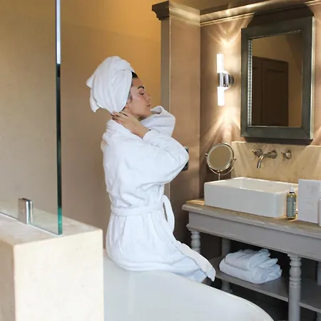 Отель La Bastide Du Clos Des Roses - Teritoria